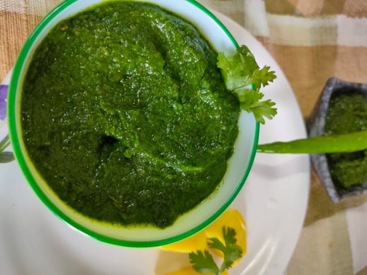 Spicy Coriander Chutney in a green-white bowl.