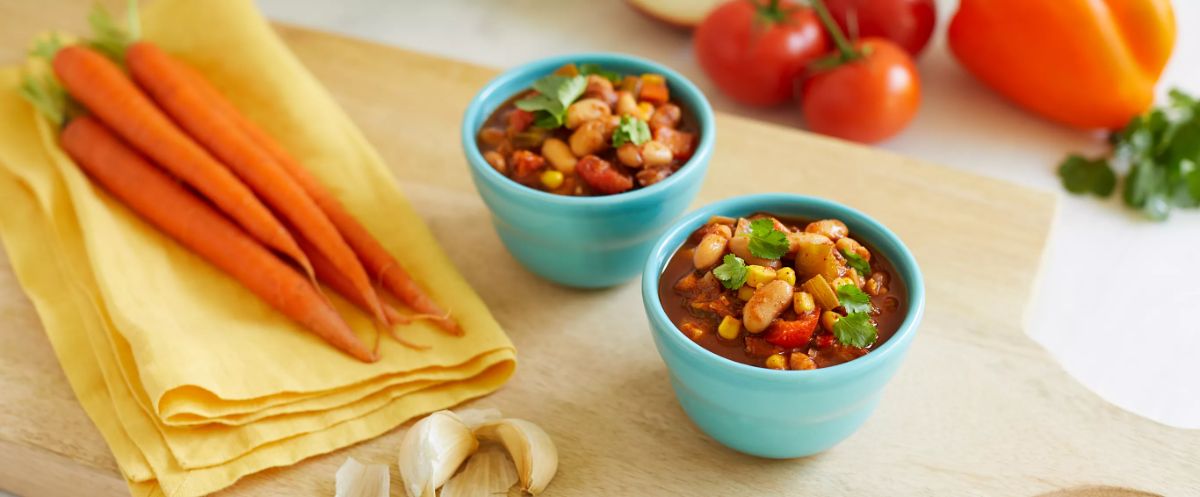 Zesty White Bean Chili in two small blue bowls.